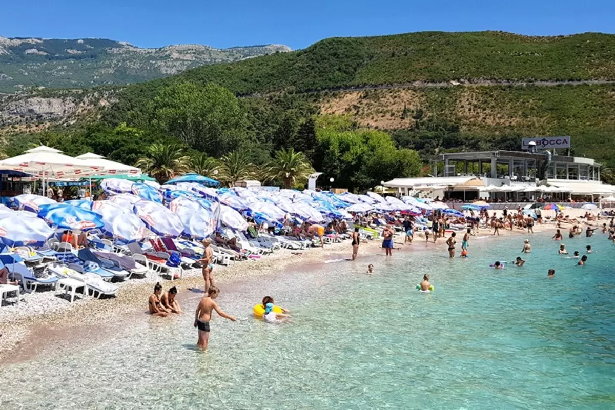 Buda Beach (62 снимки): Най-добрите плажове на Будва, характеристики на посещаващите се и безплатни зони в Черна гора. Къде на картата намери славянския плаж? Туристически ревюта 20610_22