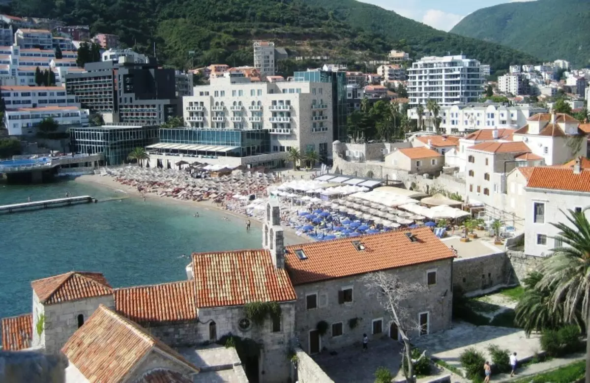 Buda Beach (62 fotók): Budva legjobb strandjai, a fizetett fizetés és a szabad zónák Montenegróban. Hol található a térképen Slavic Beach? Turisztikai vélemények 20610_23