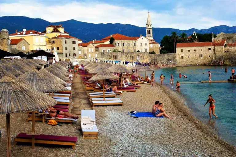 Buda Beach (62 zdjęcia): Najlepsze plaże Budvy, cechy odwiedzin płatnych i wolnych stref w Czarnogórze. Gdzie na mapie znajduje się plaża słowiańska? Recenzje turystycznych 20610_24