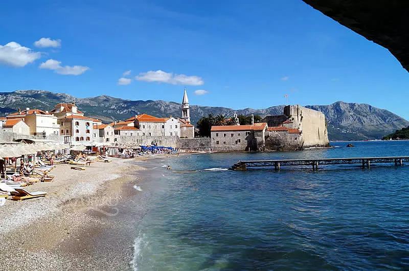 Buda Beach (62 wêne): Best Beaches of budva, taybetmendiyên serdana serlêdan û zeviyên belaş li Montenegro. Li ku derê nexşeyê seyranê Slavic bibînin? Nirxandina Tourist 20610_25