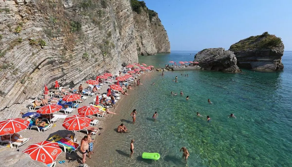 Buda Beach (62 fotos): As melhores praias de Budva, características de visitar zonas pagas e livres em Montenegro. Onde no mapa encontre a praia eslava? Revisões turísticas 20610_3