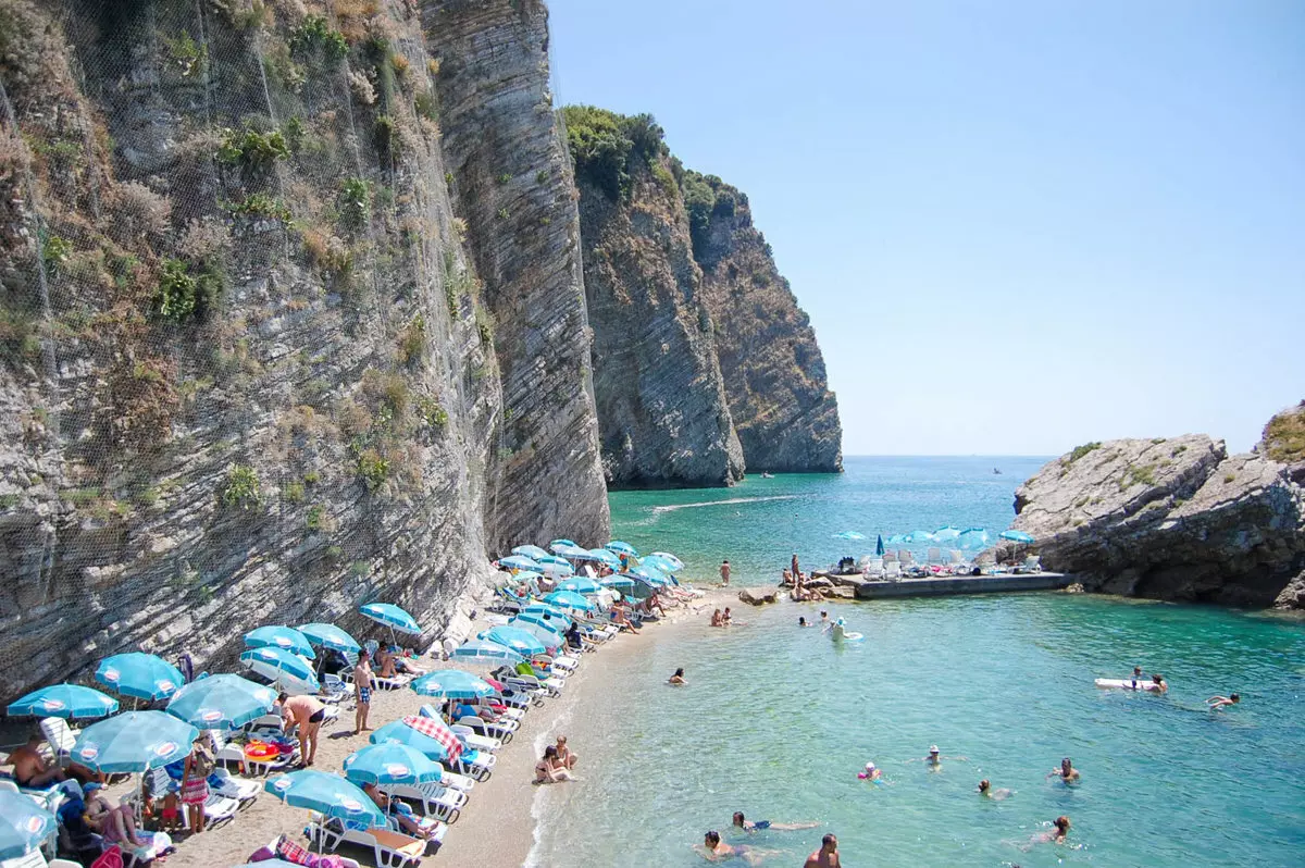 Buda Beach (62 fotos): As melhores praias de Budva, características de visitar zonas pagas e livres em Montenegro. Onde no mapa encontre a praia eslava? Revisões turísticas 20610_30