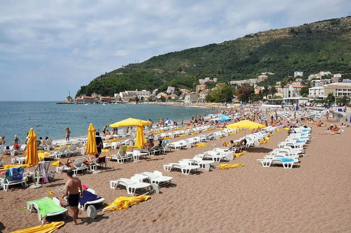Buda Beach (62 fotos): As melhores praias de Budva, características de visitar zonas pagas e livres em Montenegro. Onde no mapa encontre a praia eslava? Revisões turísticas 20610_35