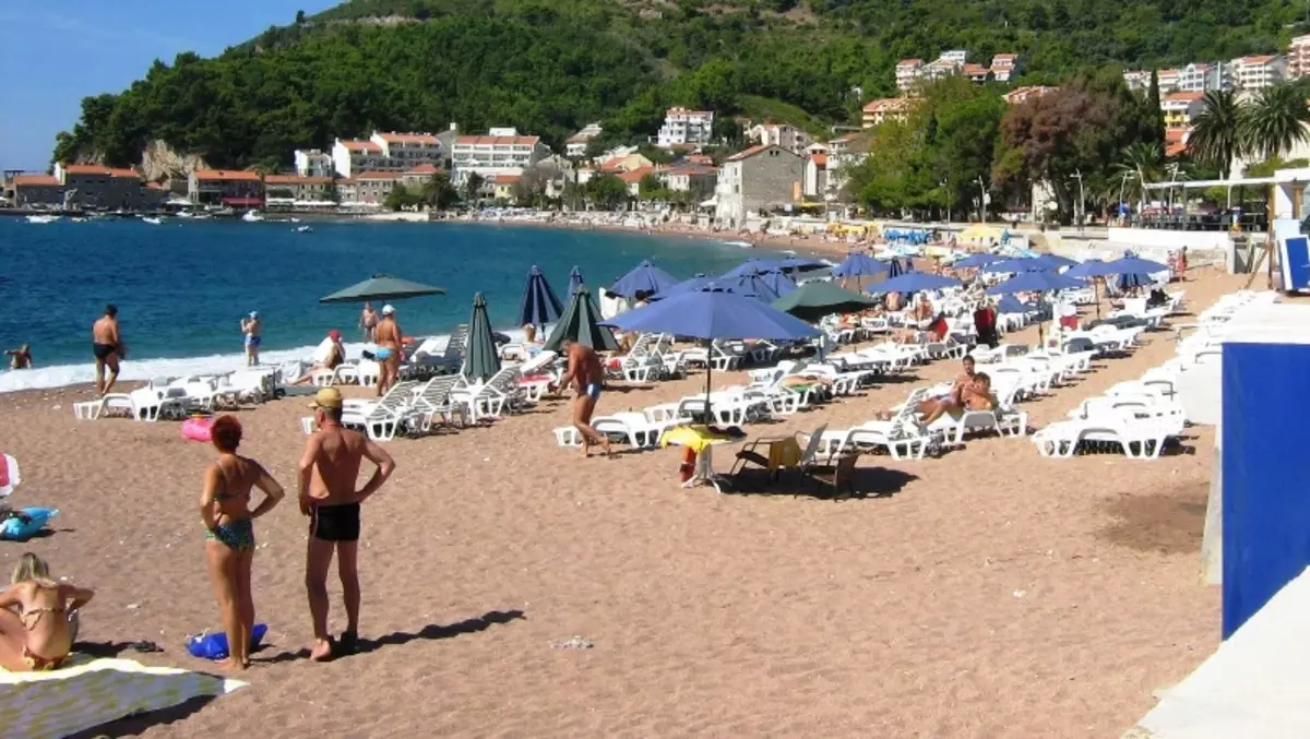Buda Beach (62 fotos): As melhores praias de Budva, características de visitar zonas pagas e livres em Montenegro. Onde no mapa encontre a praia eslava? Revisões turísticas 20610_37