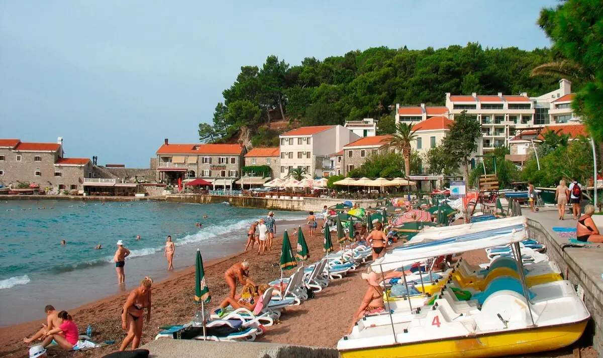 Plaža Buda (62 fotografije): najbolje plaže Budve, obilježja posjetitelja plaćenih i besplatnih zona u Crnoj Gori. Gdje na karti pronađite slavensku plažu? Turističke recenzije 20610_38