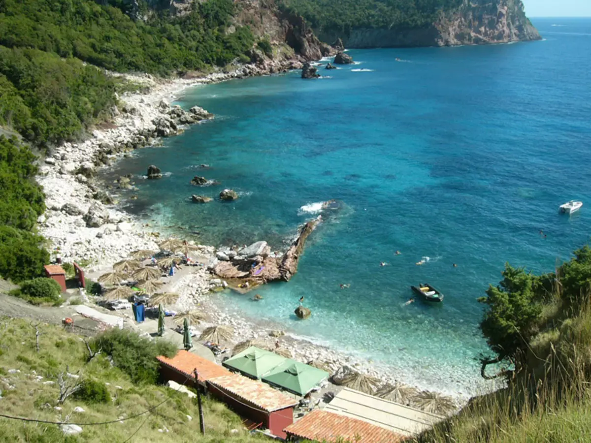 Buda Beach (62 fotografij): Najboljše plaže iz Budve, značilnosti gostujočih plačanih in prostih con v Črni gori. Kje na zemljevidu najde slovansko plažo? Turistični pregledi 20610_39