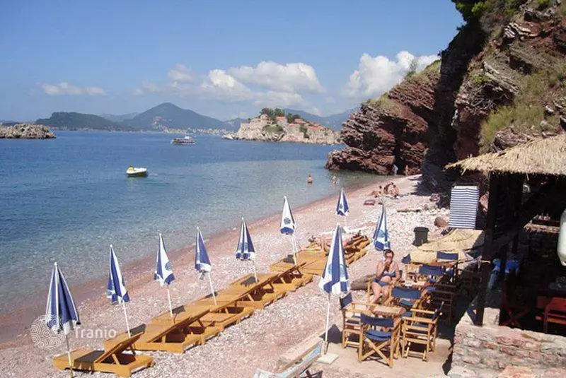 Buda Beach (62 fotos): As melhores praias de Budva, características de visitar zonas pagas e livres em Montenegro. Onde no mapa encontre a praia eslava? Revisões turísticas 20610_40