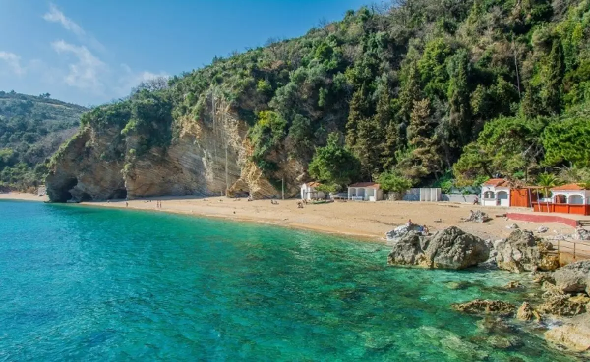 Buda Beach (62 slike): najbolje plaže u Budvi, Karakteristike posjećivanja plaća i slobodnih zona u Crnoj Gori. Gdje na karti Nađi slovenskog na plaži? Turističke recenzije 20610_42
