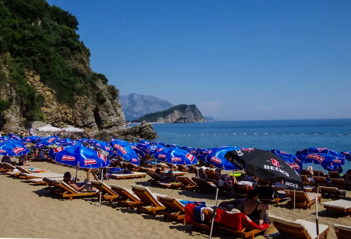 Bãi biển Buda (62 ảnh): Những bãi biển ngon nhất của Budva, các tính năng của các khu vực được trả lương và miễn phí tại Montenegro. Ở đâu trên bản đồ tìm bãi biển Slavic? Đánh giá du lịch 20610_43