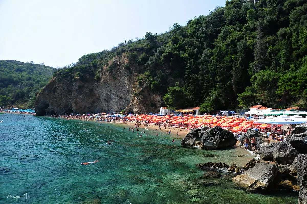 Buda Beach (62 slike): najbolje plaže u Budvi, Karakteristike posjećivanja plaća i slobodnih zona u Crnoj Gori. Gdje na karti Nađi slovenskog na plaži? Turističke recenzije 20610_44