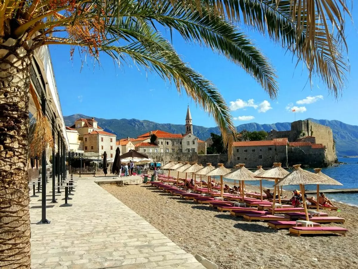 Buda Beach (62 fotos): As melhores praias de Budva, características de visitar zonas pagas e livres em Montenegro. Onde no mapa encontre a praia eslava? Revisões turísticas 20610_50