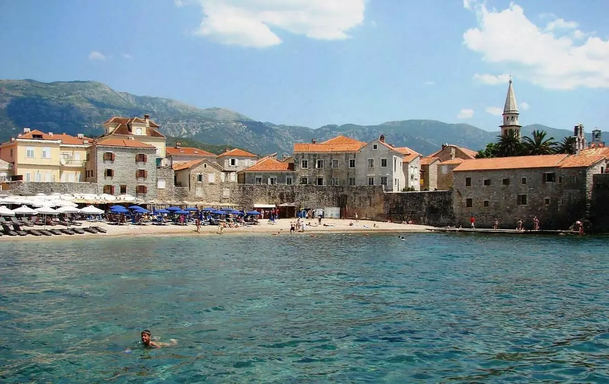 Bãi biển Buda (62 ảnh): Những bãi biển ngon nhất của Budva, các tính năng của các khu vực được trả lương và miễn phí tại Montenegro. Ở đâu trên bản đồ tìm bãi biển Slavic? Đánh giá du lịch 20610_52