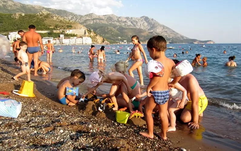 Buda Beach (62 foto): Le migliori spiagge di Budva, caratteristiche di visitare le zone a pagamento e gratuite in Montenegro. Dove sulla mappa trova Slavic Beach? Recensioni turistiche 20610_59