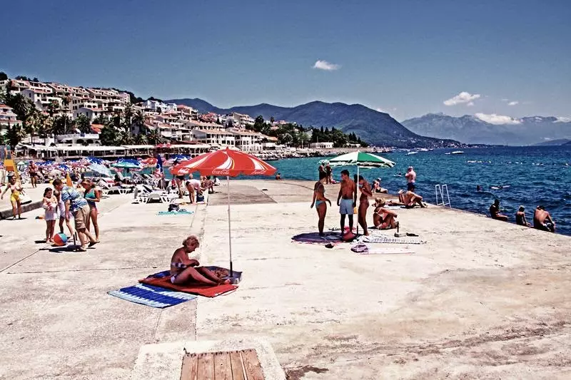 Buda Beach (62 fotoattēli): labākās Budva pludmales, apmeklējuma maksas un bezmaksas zonas Melnkalnē. Kur kartē Atrodiet slāvu pludmali? Tūrisma atsauksmes 20610_6