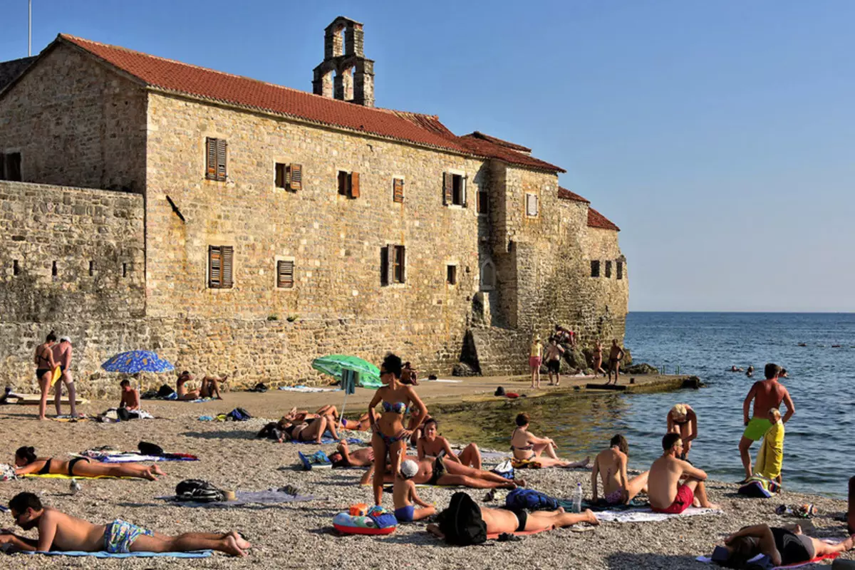 Beach Buda (62 de fotografii): Cele mai bune plaje din Budva, caracteristici ale vizitei zone plătite și gratuite în Muntenegru. Unde pe hartă găsiți plaja slavică? Recenzii turistice 20610_61