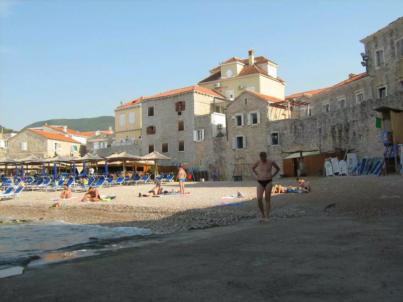 Buda Beach (62 ဓာတ်ပုံ) - Budva ၏အကောင်းဆုံးကမ်းခြေများ, Montenegro ရှိအခမဲ့ဇုန်များလည်ပတ်ခြင်းနှင့်အခမဲ့ဇုံများ။ မြေပုံပေါ်တွင်မည်သည့်နေရာတွင် Slavic ကမ်းခြေကိုရှာဖွေသနည်း။ ခရီးသွားပြန်လည်သုံးသပ်ခြင်း 20610_62