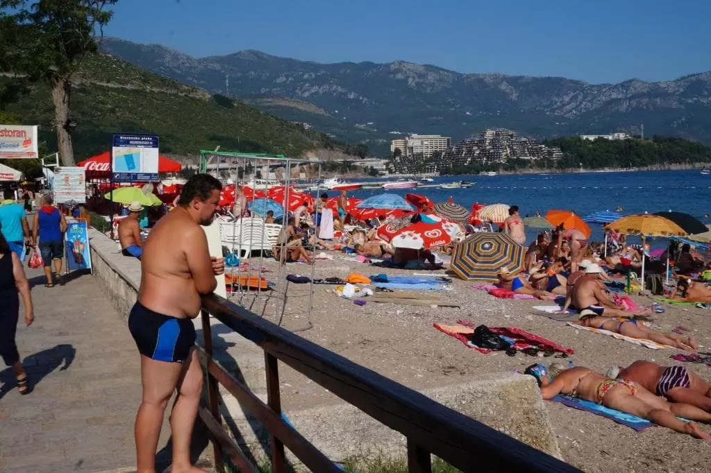 Buda Beach (62 foto): Pi bon plaj nan Budva, karakteristik nan vizite peye ak zòn gratis nan Montenegro. Ki kote sou kat la jwenn Slavic plaj? Revize tourism 20610_8