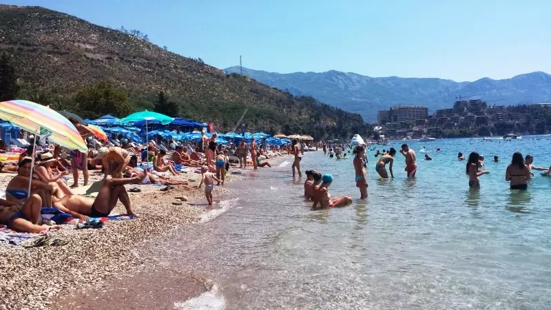 Beach Buda (62 de fotografii): Cele mai bune plaje din Budva, caracteristici ale vizitei zone plătite și gratuite în Muntenegru. Unde pe hartă găsiți plaja slavică? Recenzii turistice 20610_9