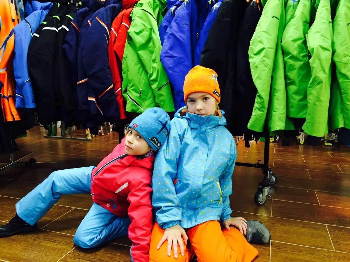 Kinderskieinrichtungen: Wie trägt man Winterkostüme? Trigger Ski Ski und andere für Mädchen und Jungen. Wie soll ein Anzug sitzen? 20682_14