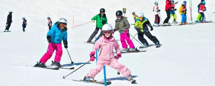 Kinderskieinrichtungen: Wie trägt man Winterkostüme? Trigger Ski Ski und andere für Mädchen und Jungen. Wie soll ein Anzug sitzen? 20682_2