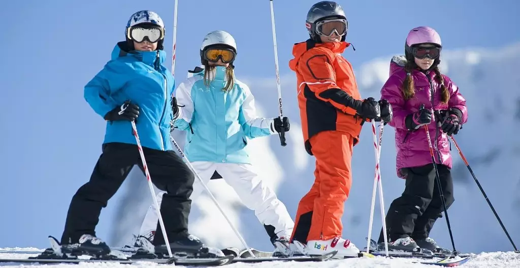 Kinderskieinrichtungen: Wie trägt man Winterkostüme? Trigger Ski Ski und andere für Mädchen und Jungen. Wie soll ein Anzug sitzen? 20682_25