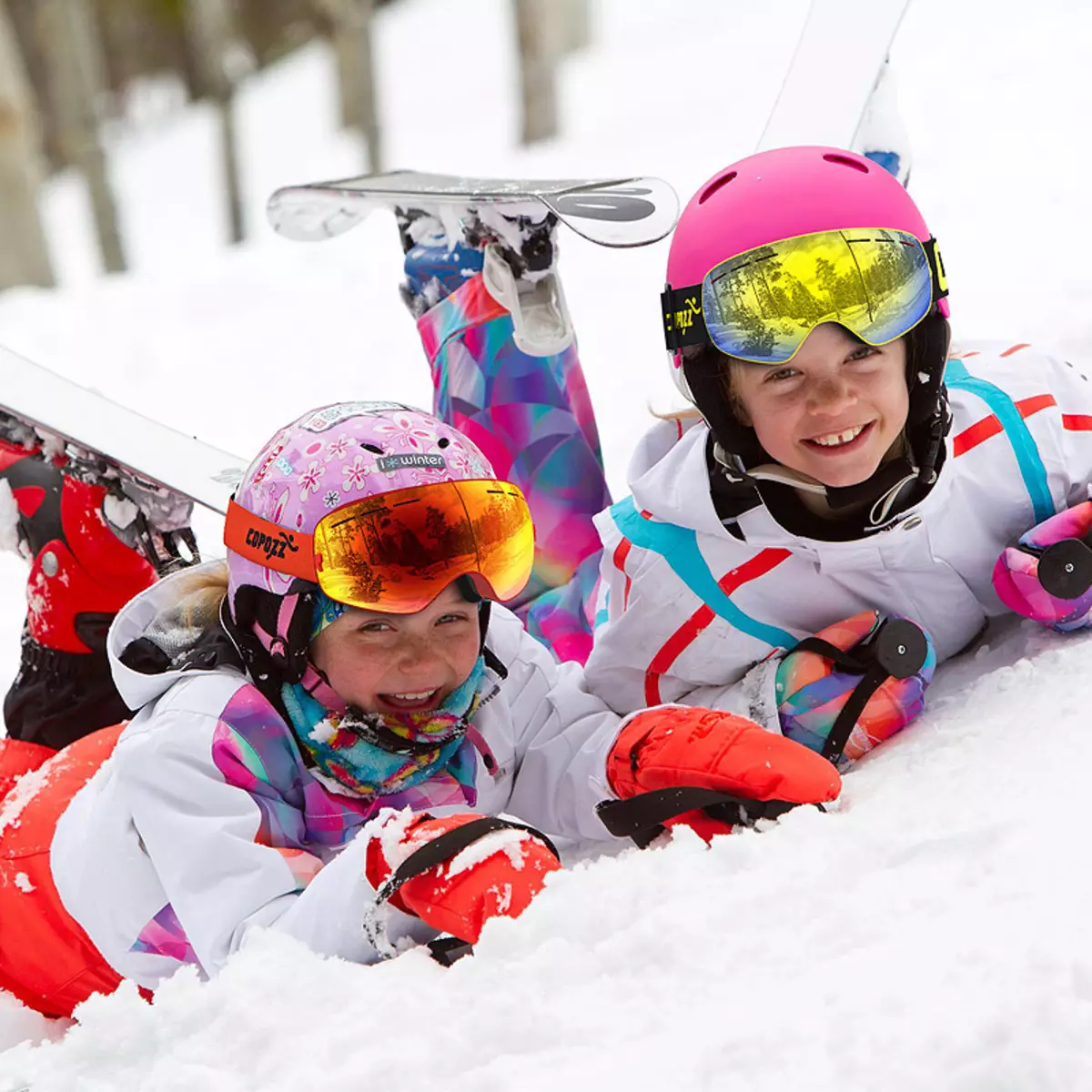 子供のスキースーツ：冬の衣装を着る方法は？女の子や男の子のためのスキースキーなどをトリガーします。スーツはどのように座るべきですか？ 20682_26