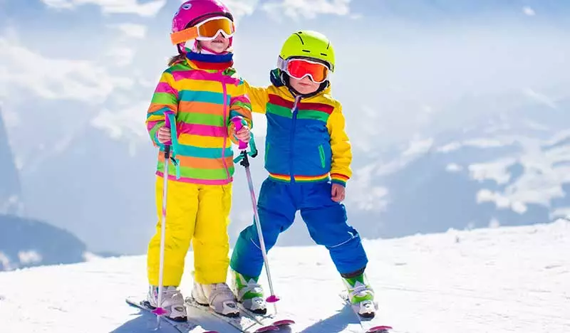 Kostume të skive për fëmijë: Si të vishni kostumet e dimrit? Shkaktojnë ski ski dhe të tjerët për vajzat dhe djemtë. Si duhet të ulet një kostum? 20682_29
