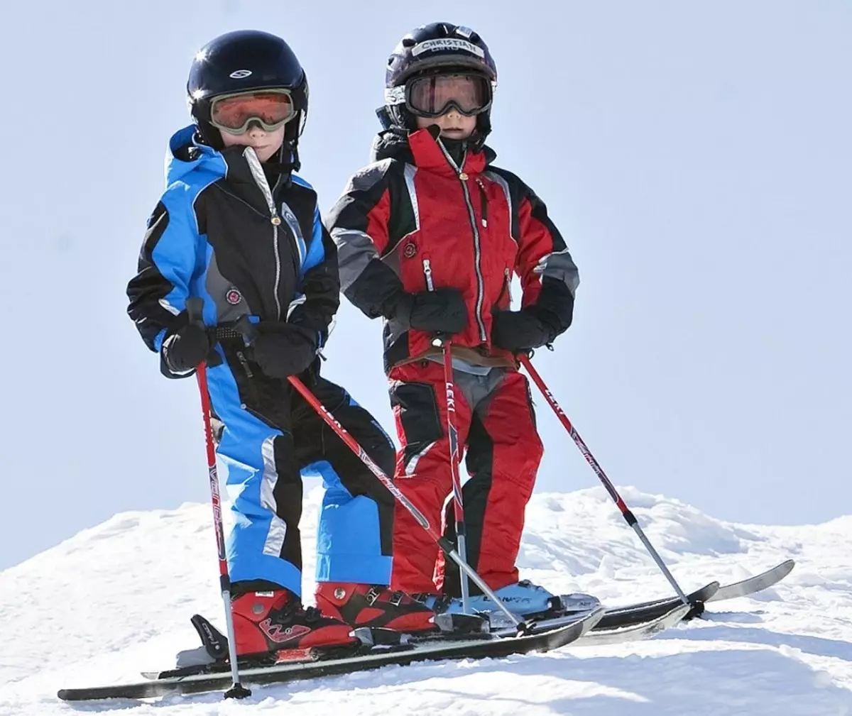 Tamaiti Ski Skit: faʻafefea ona ofuina ni tau malulu? Trigger ski skio ma isi mo teine ​​ma tama. E faʻapefea ona nofo se suti? 20682_8