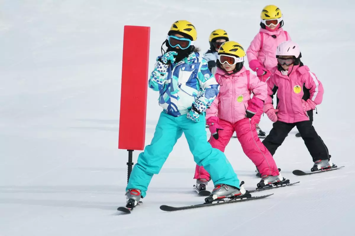 Kinderskieinrichtungen: Wie trägt man Winterkostüme? Trigger Ski Ski und andere für Mädchen und Jungen. Wie soll ein Anzug sitzen? 20682_9