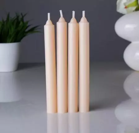 Parafino žvakės (30 nuotraukų): lydymosi temperatūra ir kitos savybės. Kaip padaryti savo rankas namuose baltos prekybos žvakės? Koks parafino vartojimas? 20688_12