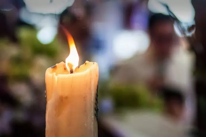 Parafinske sveče (30 fotografij): Tališče in druge lastnosti. Kako narediti svoje roke doma belega nakupovalnih sveč? Kateri parafinski uporabi? 20688_18