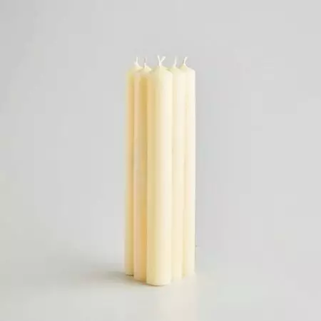 Parafinové svíčky (30 fotografií): Teplota tání a další vlastnosti. Jak udělat vlastní ruce doma bílé nákupní svíčky? Jaké použití parafínu? 20688_19