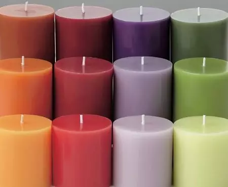 Parafinske sveče (30 fotografij): Tališče in druge lastnosti. Kako narediti svoje roke doma belega nakupovalnih sveč? Kateri parafinski uporabi? 20688_24