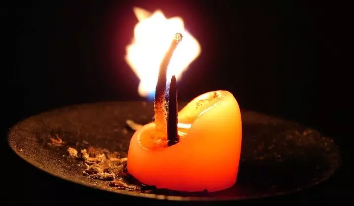 Parafinske sveče (30 fotografij): Tališče in druge lastnosti. Kako narediti svoje roke doma belega nakupovalnih sveč? Kateri parafinski uporabi? 20688_4