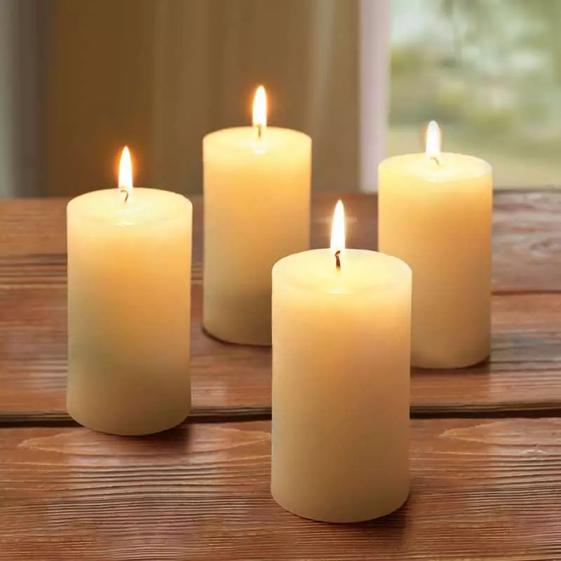 Parafinske sveče (30 fotografij): Tališče in druge lastnosti. Kako narediti svoje roke doma belega nakupovalnih sveč? Kateri parafinski uporabi? 20688_7