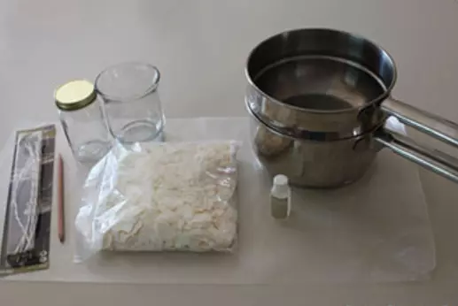 Bougies de soja: comment les faire de la cire le faire vous-même sur la classe principale à la maison? Saveurs dans des bougies de soja. Combien de cire est nécessaire pour une bougie? 20689_18