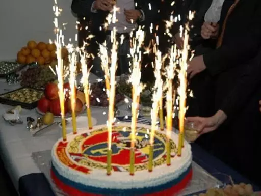 Žvakės-fontanas tortas: kaip šviesos fejerverkai ar Bengalijos gimtadienio šviesos? Atsargumo priemonės 20690_11
