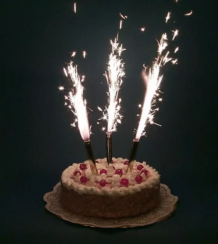 Žvakės-fontanas tortas: kaip šviesos fejerverkai ar Bengalijos gimtadienio šviesos? Atsargumo priemonės 20690_12