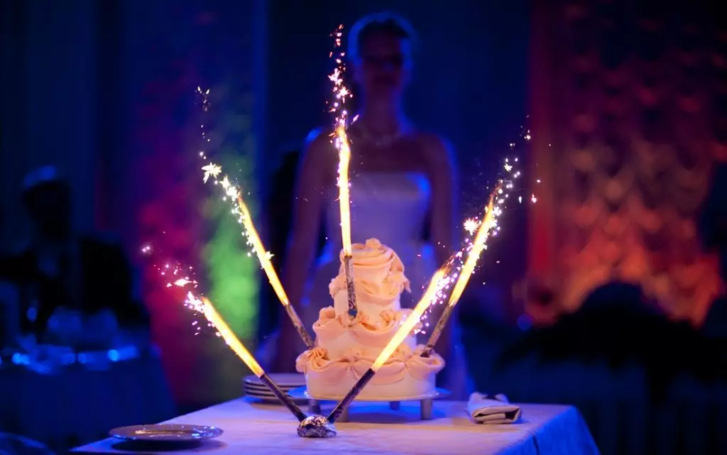 Žvakės-fontanas tortas: kaip šviesos fejerverkai ar Bengalijos gimtadienio šviesos? Atsargumo priemonės 20690_15