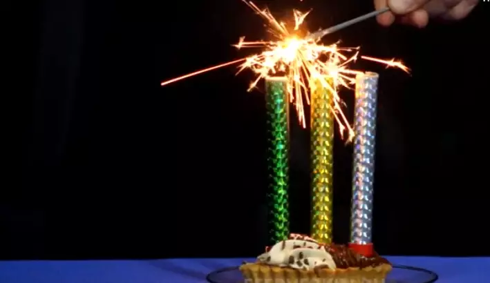 Žvakės-fontanas tortas: kaip šviesos fejerverkai ar Bengalijos gimtadienio šviesos? Atsargumo priemonės 20690_19