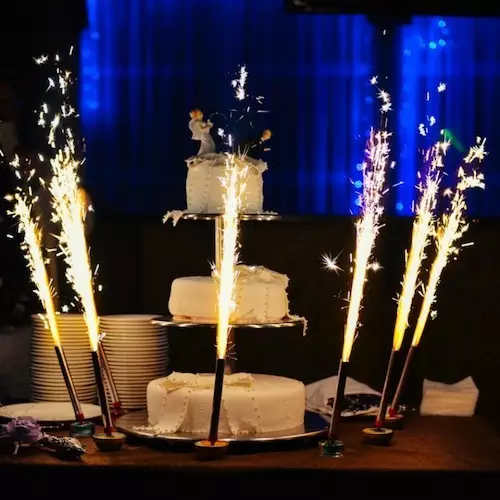 Žvakės-fontanas tortas: kaip šviesos fejerverkai ar Bengalijos gimtadienio šviesos? Atsargumo priemonės 20690_2