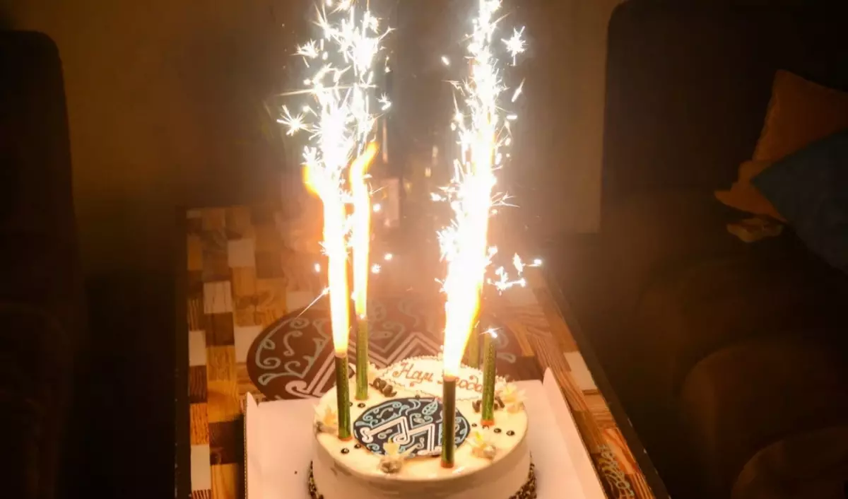 Žvakės-fontanas tortas: kaip šviesos fejerverkai ar Bengalijos gimtadienio šviesos? Atsargumo priemonės 20690_20
