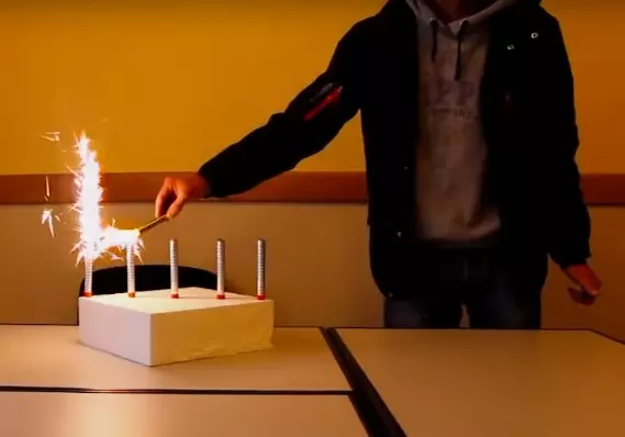 Žvakės-fontanas tortas: kaip šviesos fejerverkai ar Bengalijos gimtadienio šviesos? Atsargumo priemonės 20690_23