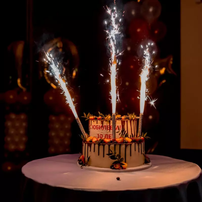 Žvakės-fontanas tortas: kaip šviesos fejerverkai ar Bengalijos gimtadienio šviesos? Atsargumo priemonės 20690_7