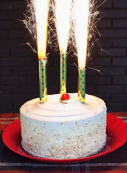 Žvakės-fontanas tortas: kaip šviesos fejerverkai ar Bengalijos gimtadienio šviesos? Atsargumo priemonės 20690_9