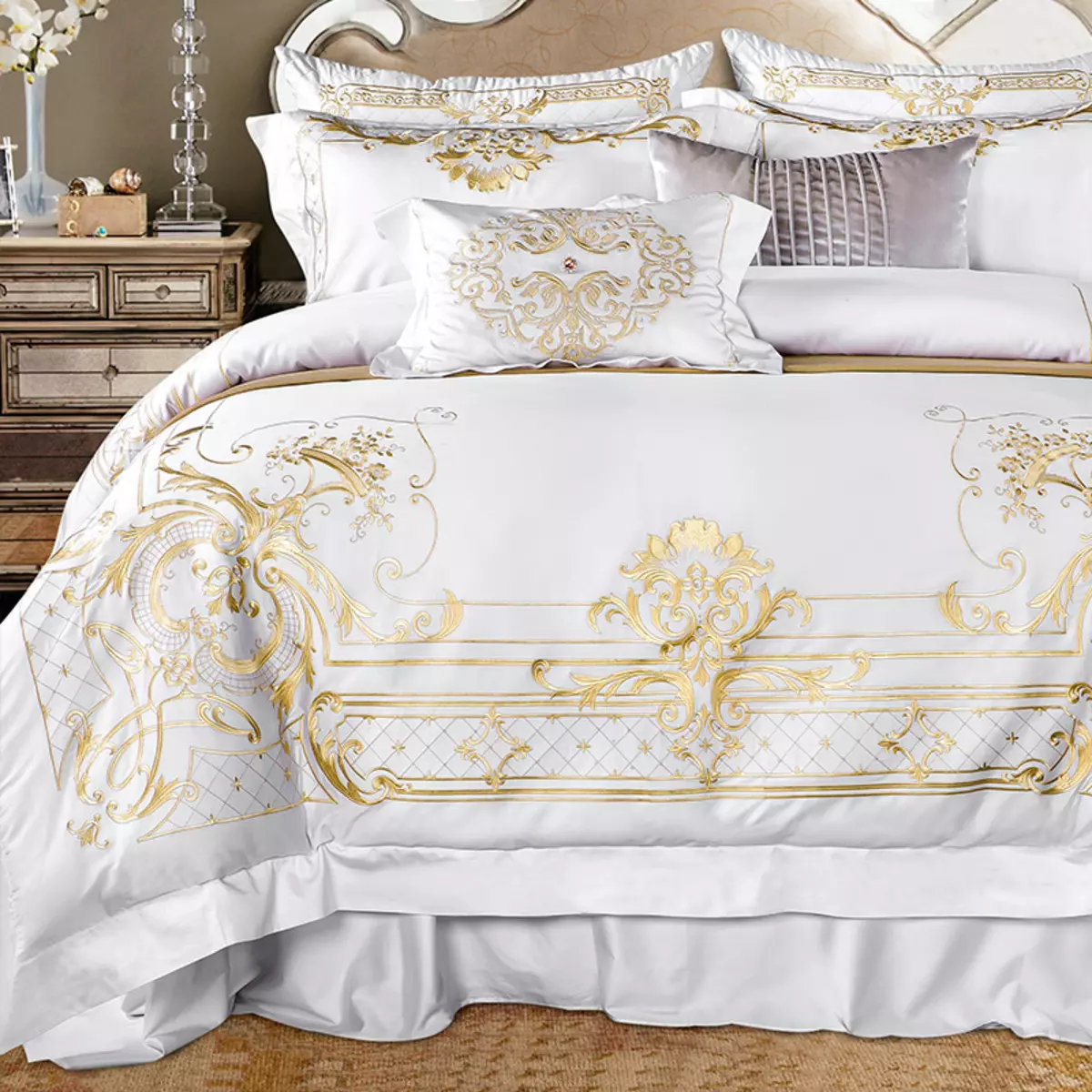 постельное белье на кровати белое