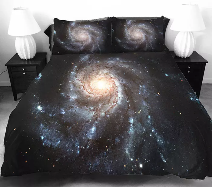 Bed Linen Cosmos: Bita da Sashi tare da tsarin taurari da taurari. Yaya za a kula? 20696_7