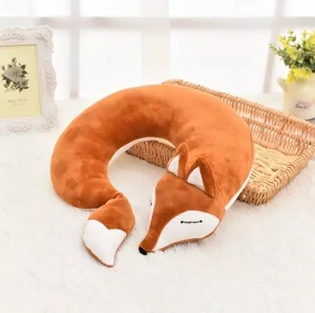 Jastuci u obliku životinja: kako odabrati jastuk u obliku životinja pod vrat, u krevetiću? Dekorativni Long jastuci u obliku životinja i drugih modela za spavanje 20705_18