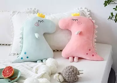 枕頭以動物的形式：如何選擇枕頭的枕頭，在嬰兒床？以動物的形式和其他模型的裝飾長枕頭睡覺 20705_24