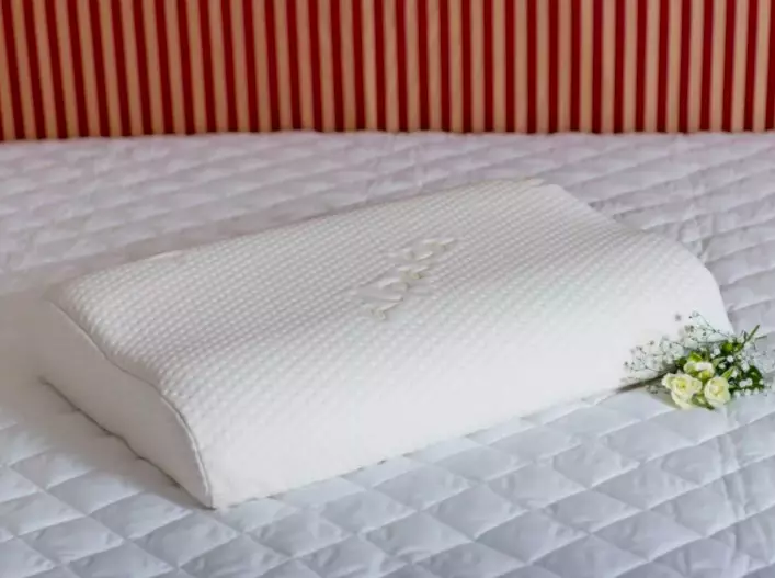 解剖学的枕：睡眠のために選ぶことを選ぶ方法は？最高の評価。高さやその他のサイズ、メモリ付きの枕。それは何ですか？レビュー 20707_13